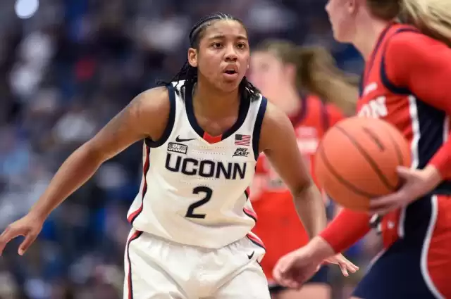 El baloncesto femenino de UConn derrota a Dayton en el primer partido de la temporada