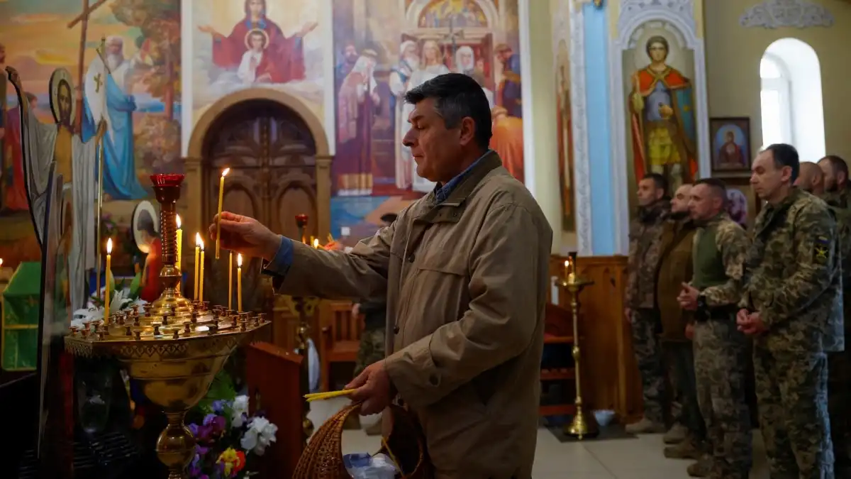 Los ucranianos celebran la Pascua ortodoxa en medio de la amenaza de las armas rusas