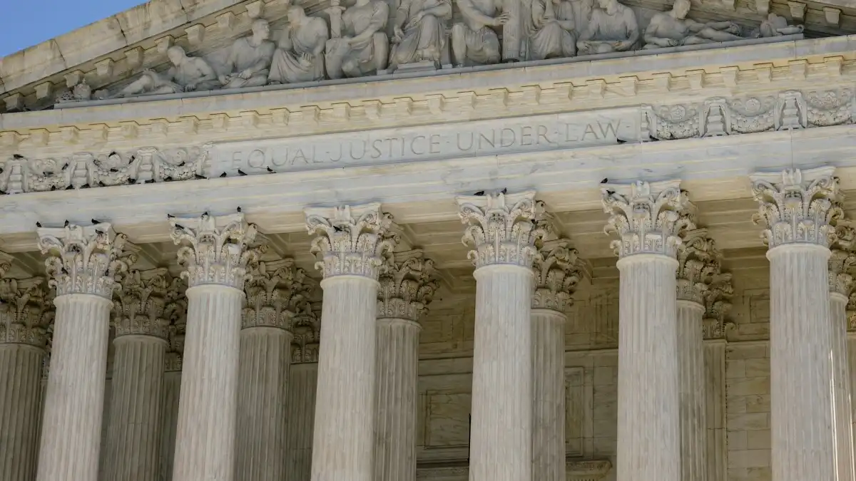 Decisión unánime de la Corte Suprema restituye a Trump en la boleta electoral de Colorado