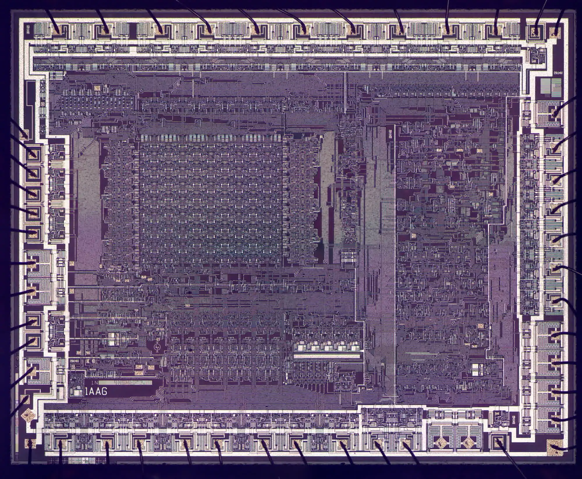 Desenterrado: Inusual chip de silicio sobre zafiro en una antigua unidad de disquete HP