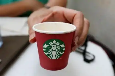 Un accionista respaldado por el sindicato solicita a Starbucks que revele gastos antisindicales y se acerca a la SEC
