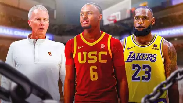 El entrenador de baloncesto de USC, Andy Enfield, entrega flores a la familia de Bronny James después del primer partido