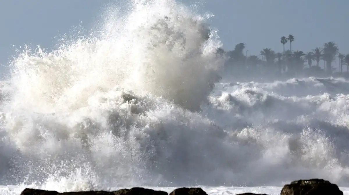 Video de enormes olas en California: transeúntes huyendo