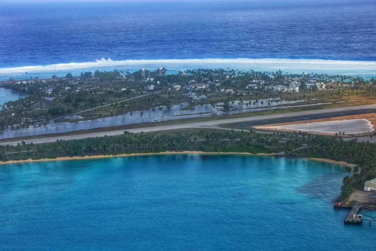 Un video muestra olas masivas rompiendo una base del Ejército en las Islas Marshall, causando grandes daños