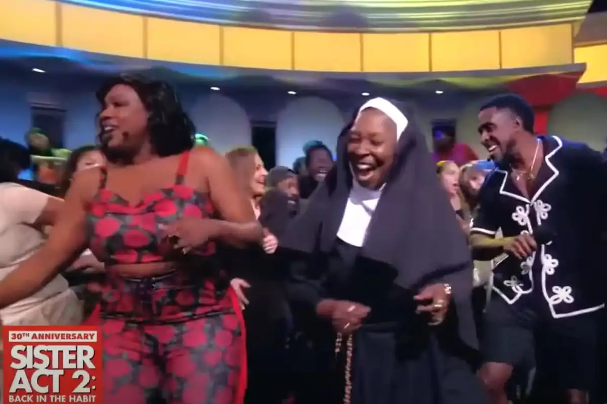 Whoopi Goldberg reúne al elenco de Sister Act 2 para la actuación del 30 aniversario