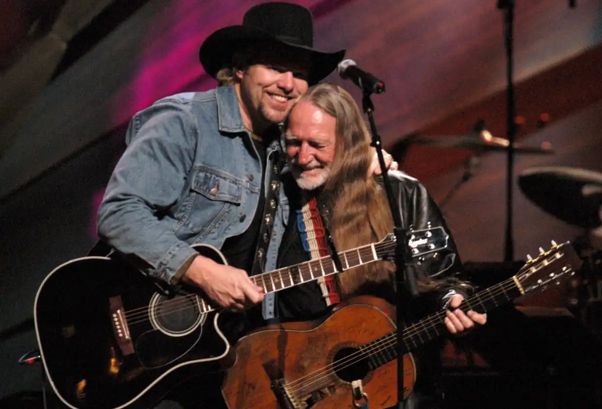 Willie Nelson elogia "Don't Let The Old Man In" de Toby Keith como una de las mejores líneas