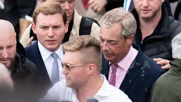 Mujer acusada de agresión le arrojó batido a Nigel Farage