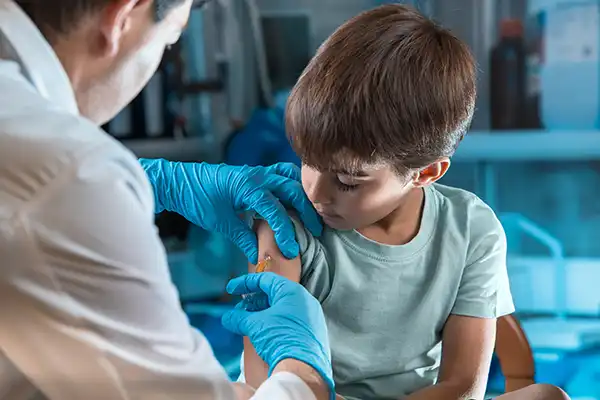 La Organización Mundial de la Salud cambia la postura sobre la vacuna contra el COVID-19 y declara a los niños como de baja prioridad - Russia News Now