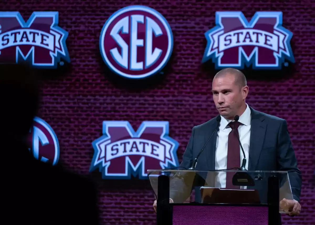 Zach Arnett merece crédito en el fútbol americano de Mississippi State después de la muerte de Mike Leach